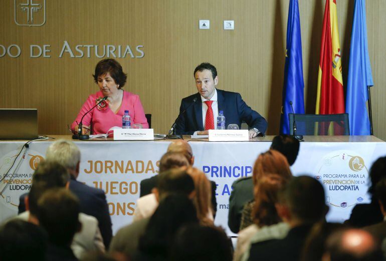 El consejero de la presidencia, Guillermo Martínez y la directora general de Interior , Pilar Alonso en la presentación del programa contra las ludopatías