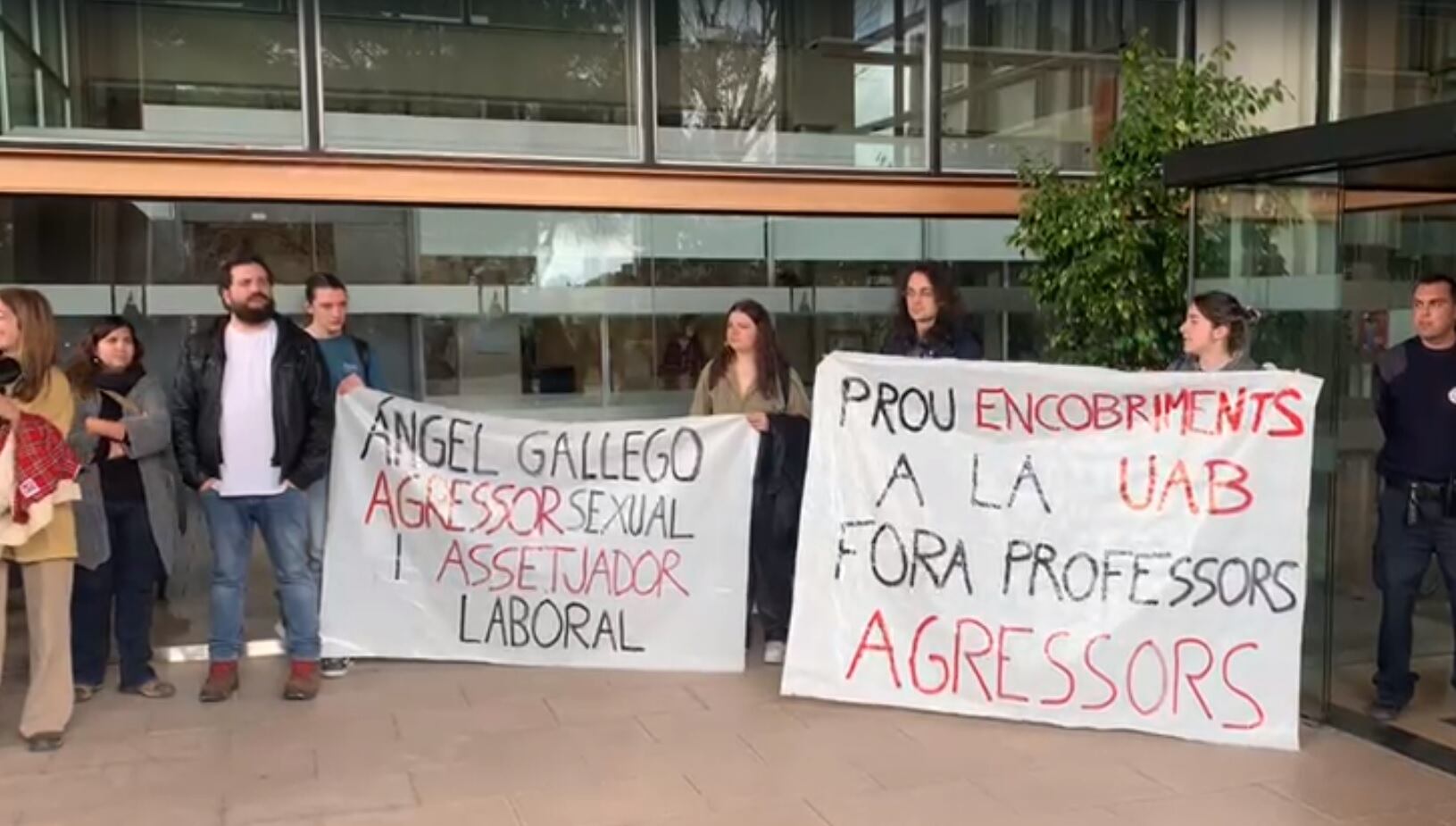 Un grup d'estudiants es manifesta a les portes del rectorat de la UAB després que el rectorat hagi decidit suspendre de sou i feina durant 14 mesos a un professor acusat d'assetjament sexual i laboral