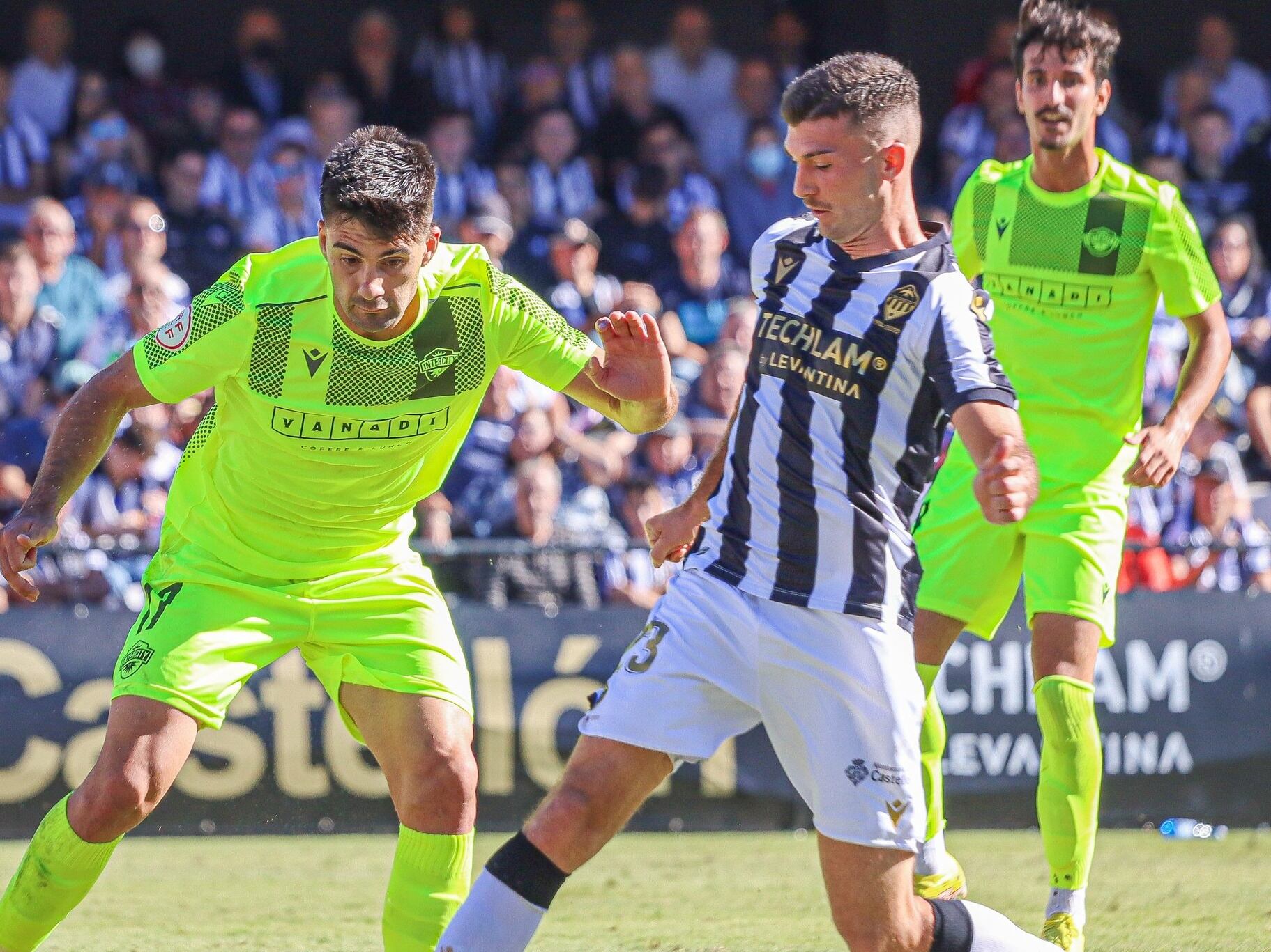 Xemi Fernández pelea un balón con un jugador del Castellón