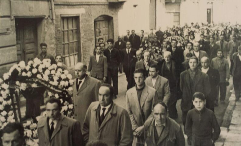 Crtejo funeratio en las calles de Villada (Palencia)