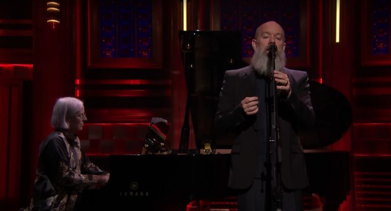 Michael Stipe durante su actuación en el programa de Jimmy Fallon