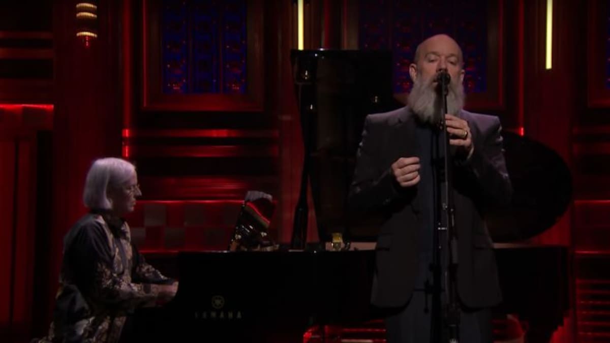 La sorprendente reaparición en televisión del cantante de REM