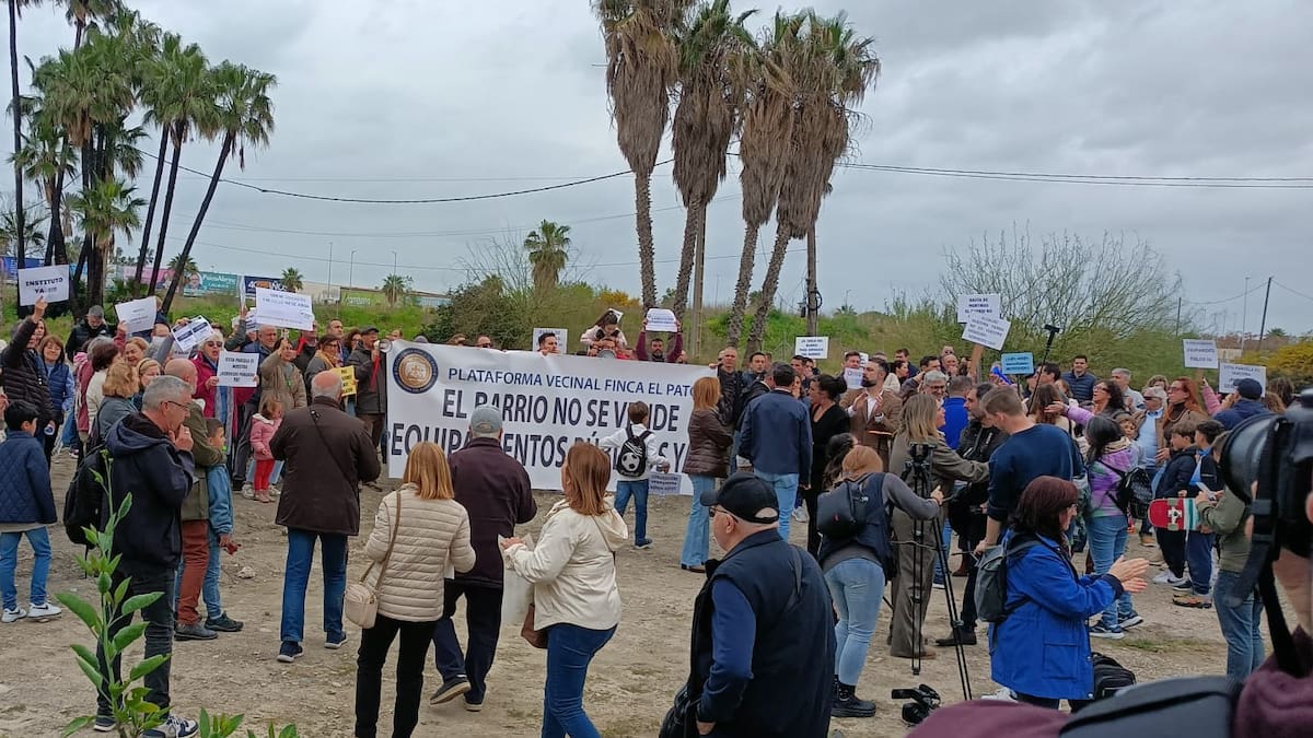 Vecinos reclaman el uso de parcelas para un instituto y un centro de salud