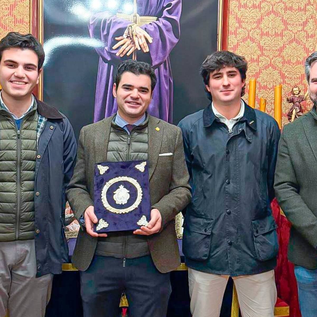 El Grupo Joven de la Hermandad del Cautivo entrega las pastas a Nicolás Guilen, pregonero de la juventud