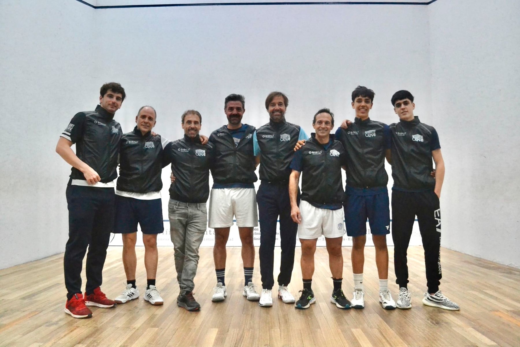 Julio Latorre junto algunos de los participantes en este torneo internacional que también ha tenido representación alcoyana