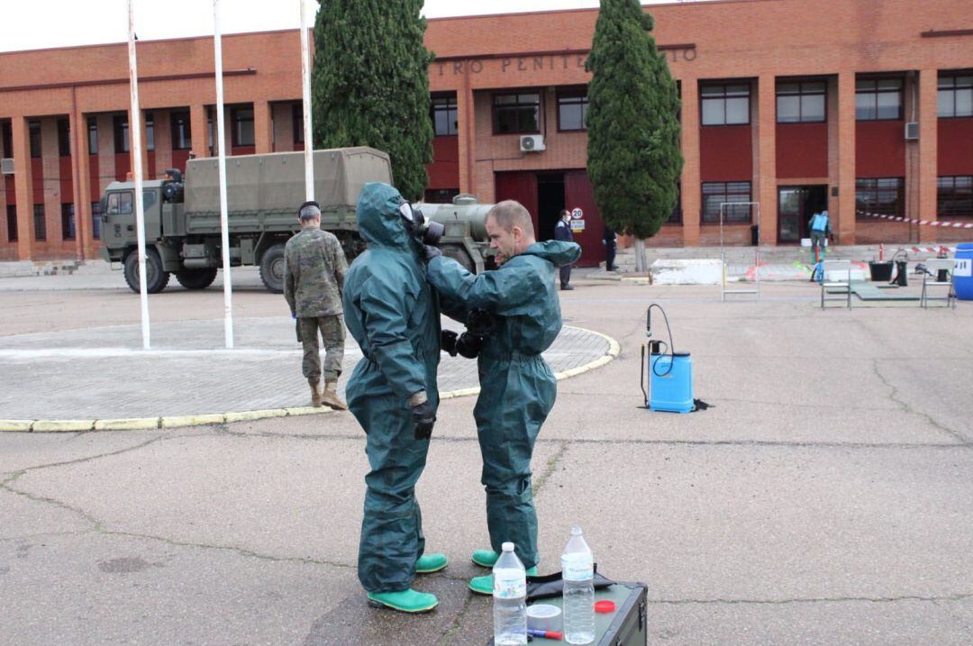 Militares de la Brigada Extremadura XI preparados para entrar en la prisión.