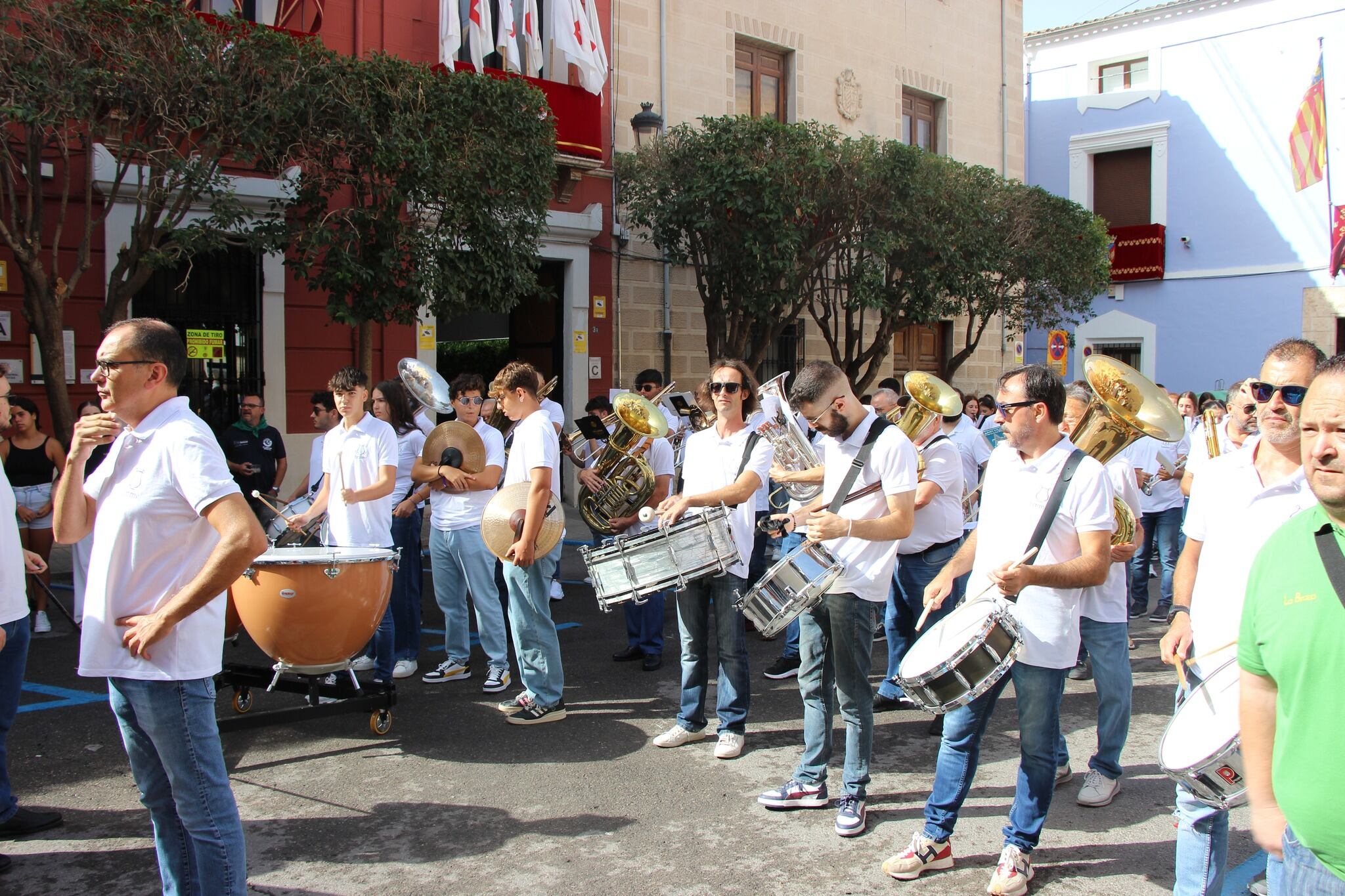 Banda municipal en el pasacalles