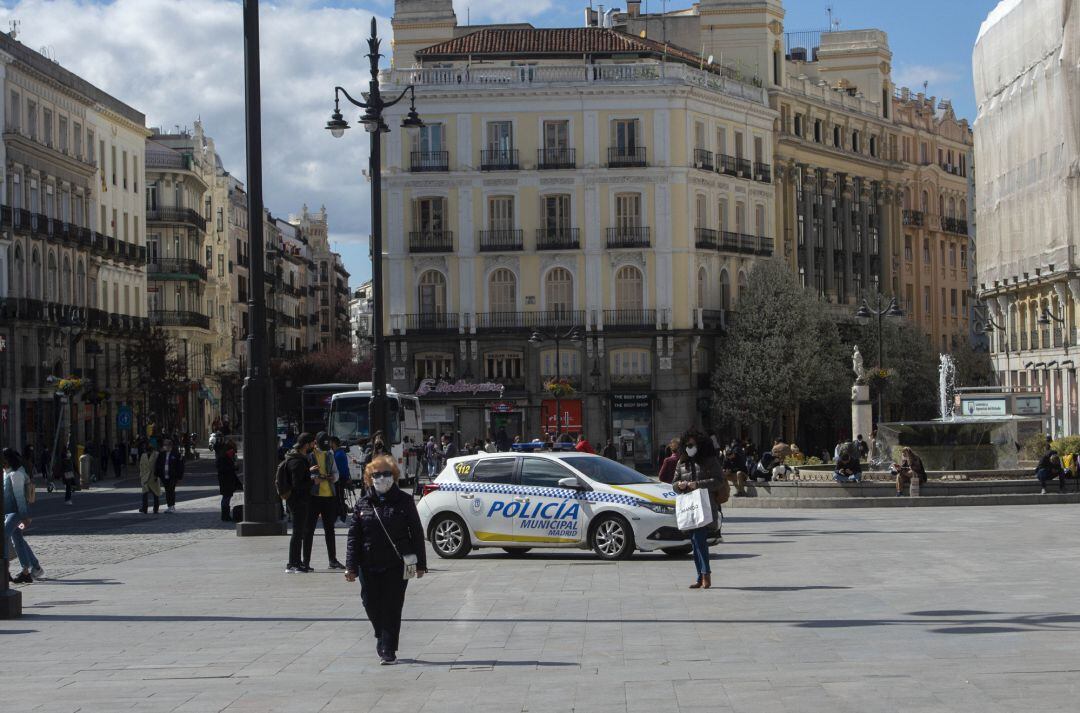 Transeúntes caminan por Madrid