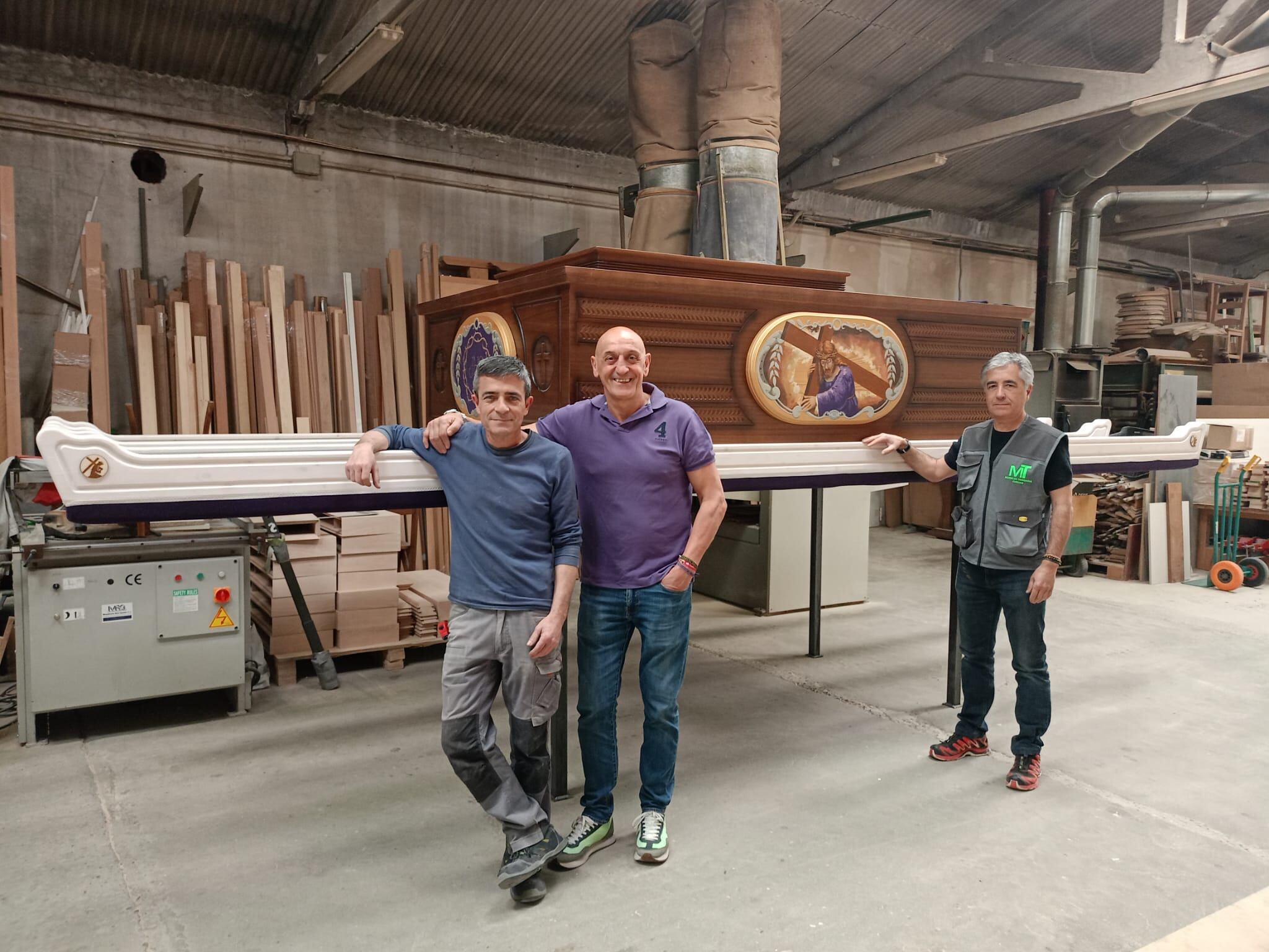 César Sancho cofrade, junto a Pedro y su hermano, creadores de las nuevas andas de la cofradía Nuestro Padre Jesús Nazareno de Cuéllar