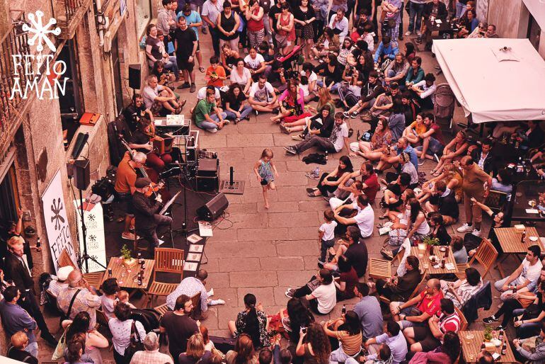 Un momento da actuación de Talabarte, na Vía Sacra