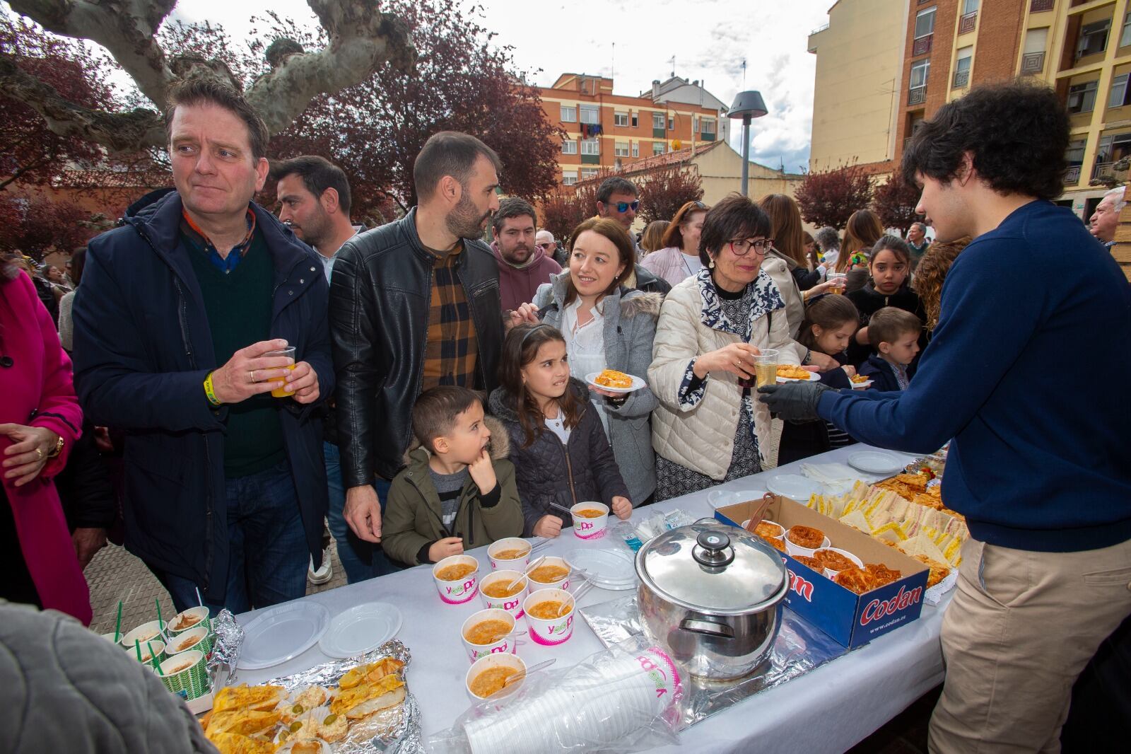 Iniciativa de las tapas solidarias que implicó a jóvenesl del barrio