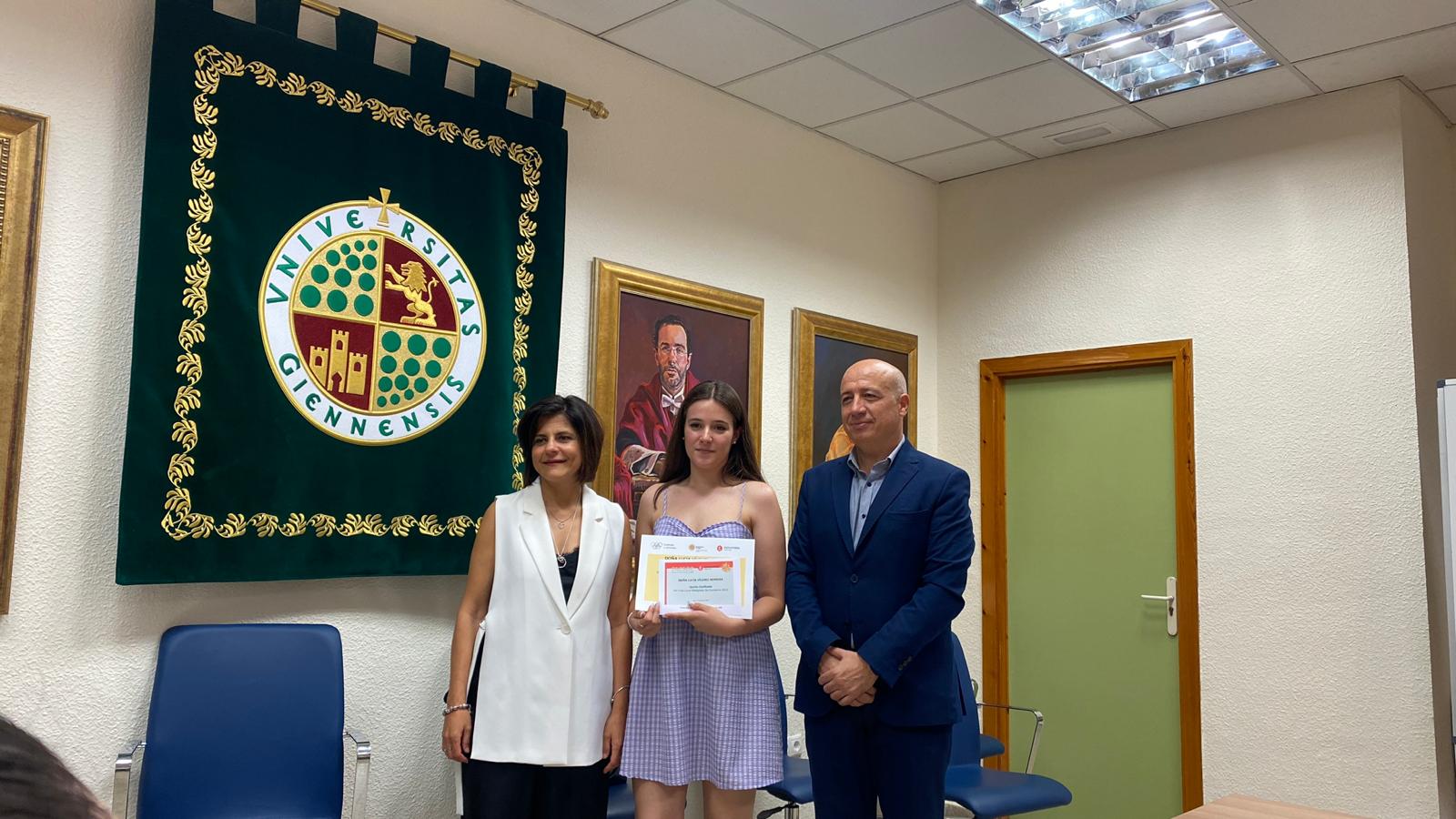 Lucía Vílchez reciba el premio de manos del Decano del Colegio de Economistas, Rafael Peralta