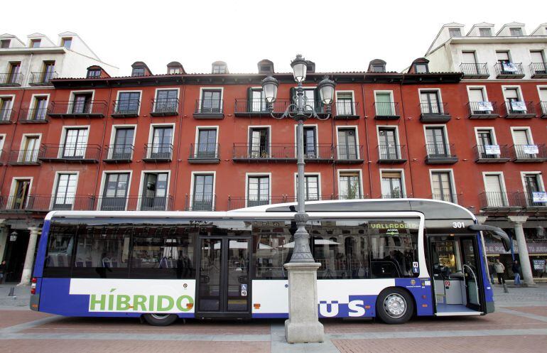 Un autobús de AUVASA en la Plaza Mayor de Valladolid