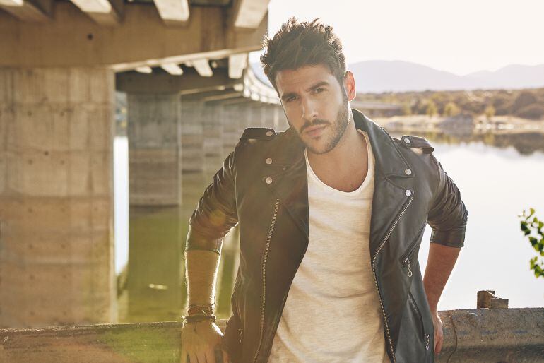 Antonio José en una imatge promocional del seu darrer treball discogràfic "A un milímetro de ti".