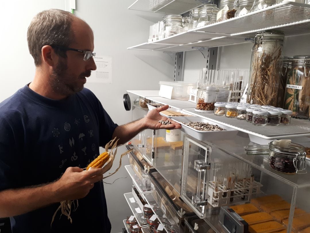 Joseba Ibargurengoitia en la cámara de conservación de la Red de Semillas de Euskadi