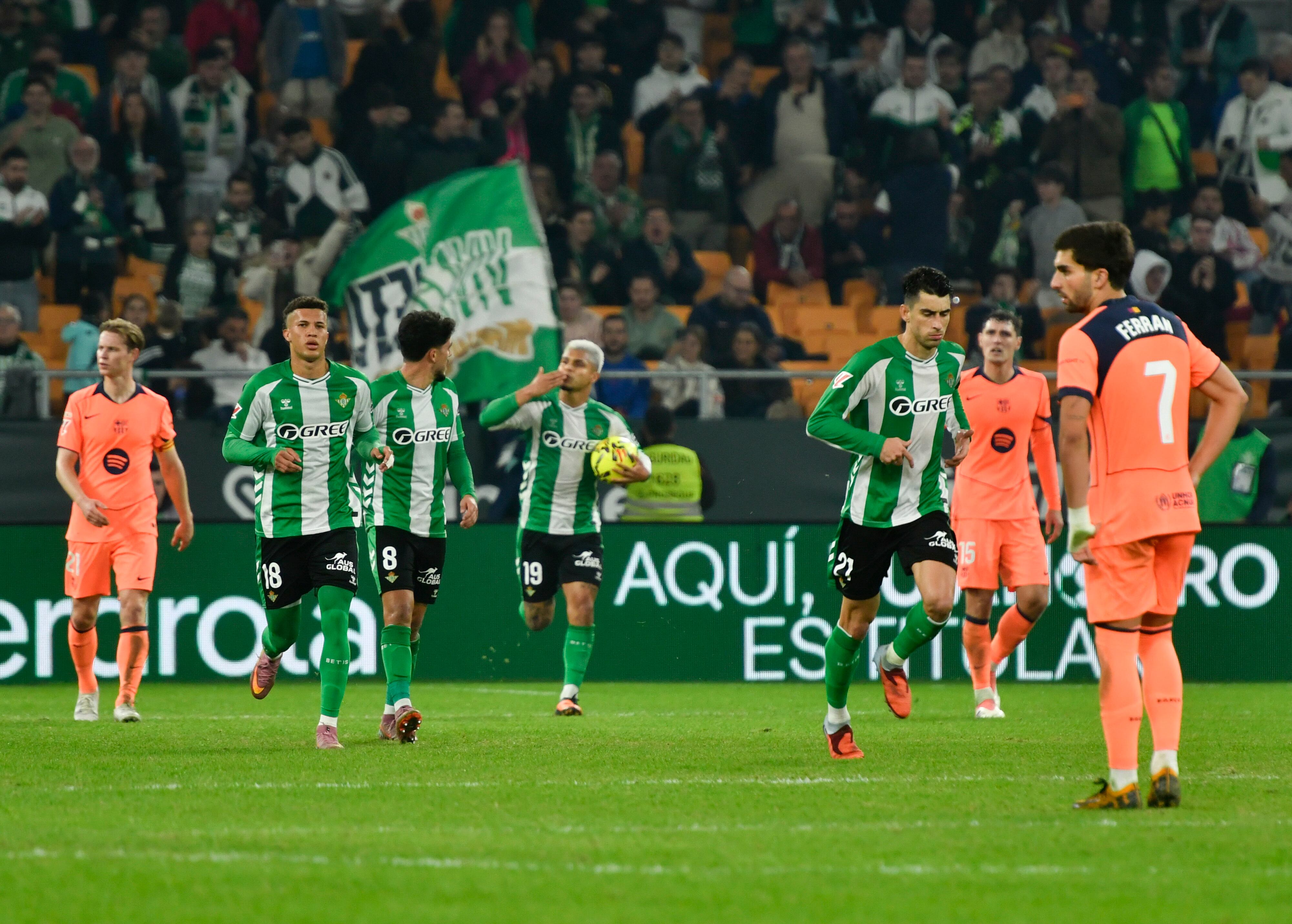 SEVILLA, 06/12/2025.- El delantero del Betis Cucho Hernández, celebra el tercer gol ante el Barcelona, durante el partido de LaLiga EA Sports que Real Betis y FC Barcelona disputan este sábado en el estadio de La Cartuja, en Sevilla. EFE/ Raúl Caro