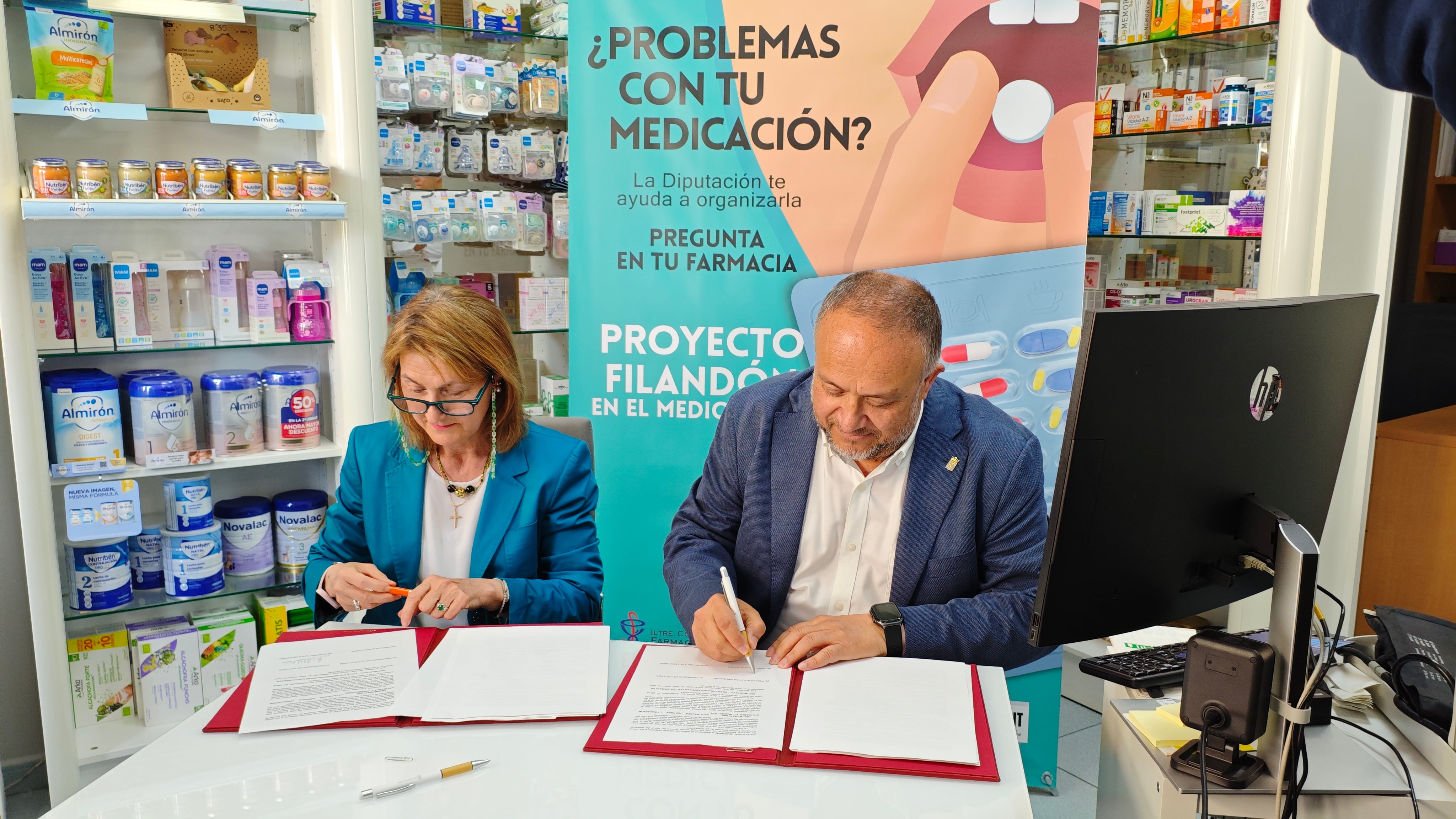 La presidenta del Colegio de Farmacéuticos de León, Montserrat Ávila y el presidente de la Diputación, Gerardo Álvarez Courel firman la renovación del convenio