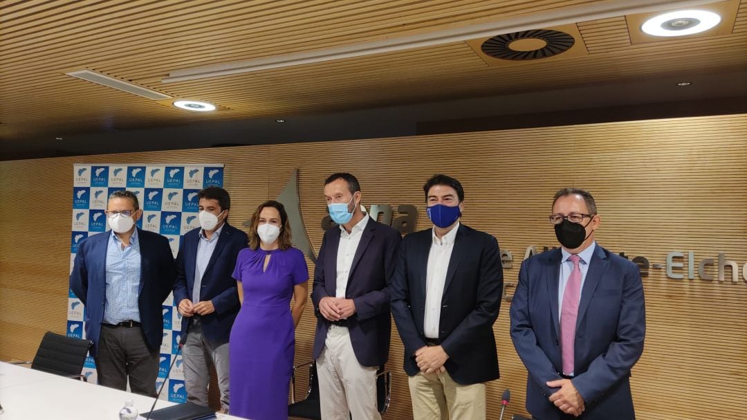 Los ponentes de la mesa redonda justo antes de empezar el acto 