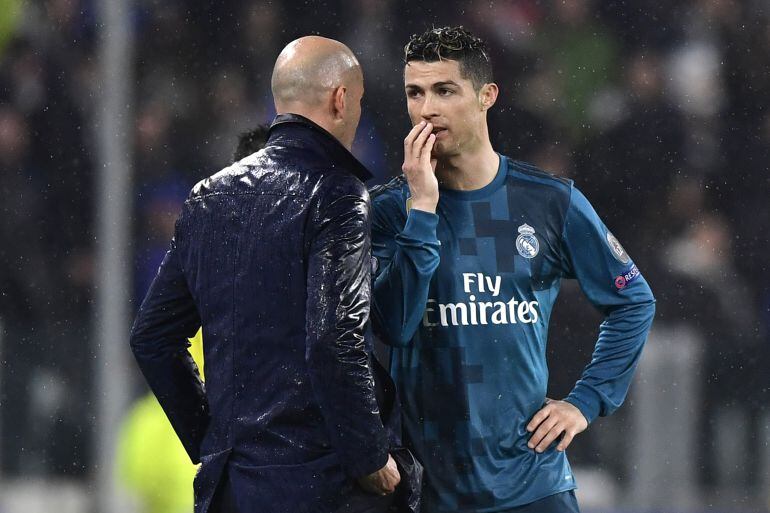 Zidane y Ronaldo hablan durante el partido de cuartos de final en Turín