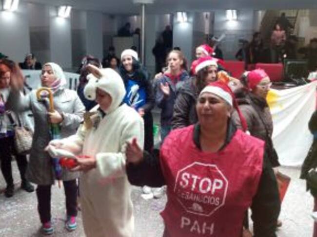 Afectados cantan villancicos reivindicativos en la Consejería de Vivienda.