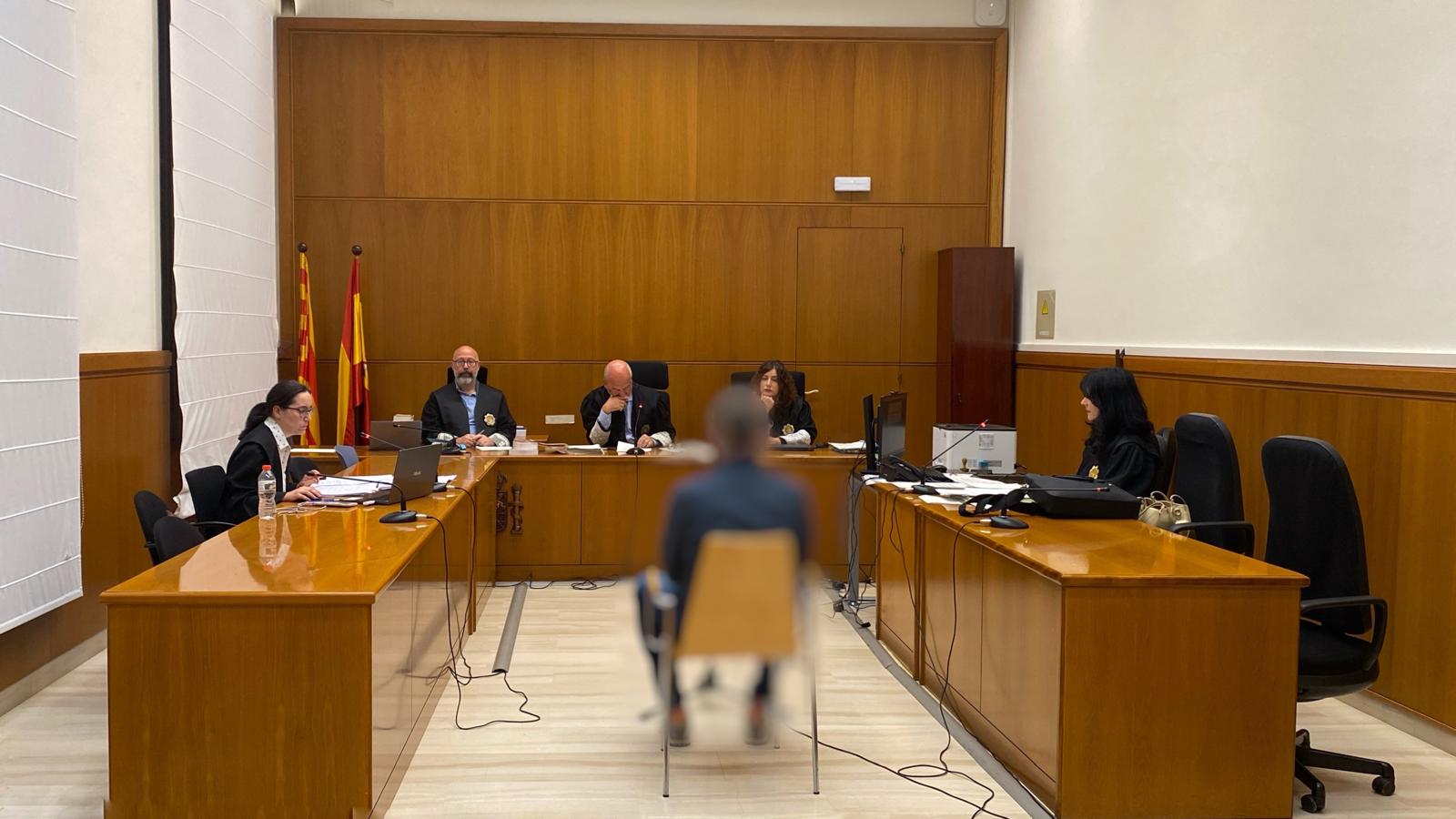 Juicio en la Audiencia de Barcelona contra un mosso d'esquadra, distorsionado a petición del tribunal, acusado de utilizar bases policiales para espiar al entorno de su exmujer