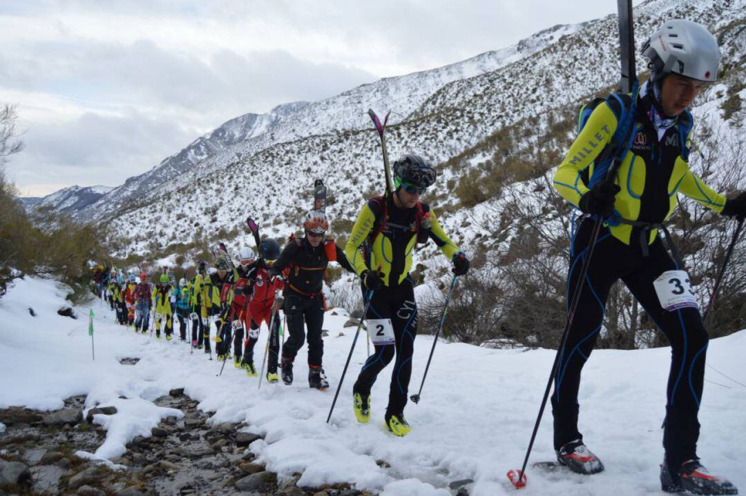 Participantes en una carrera de esquí de montaña