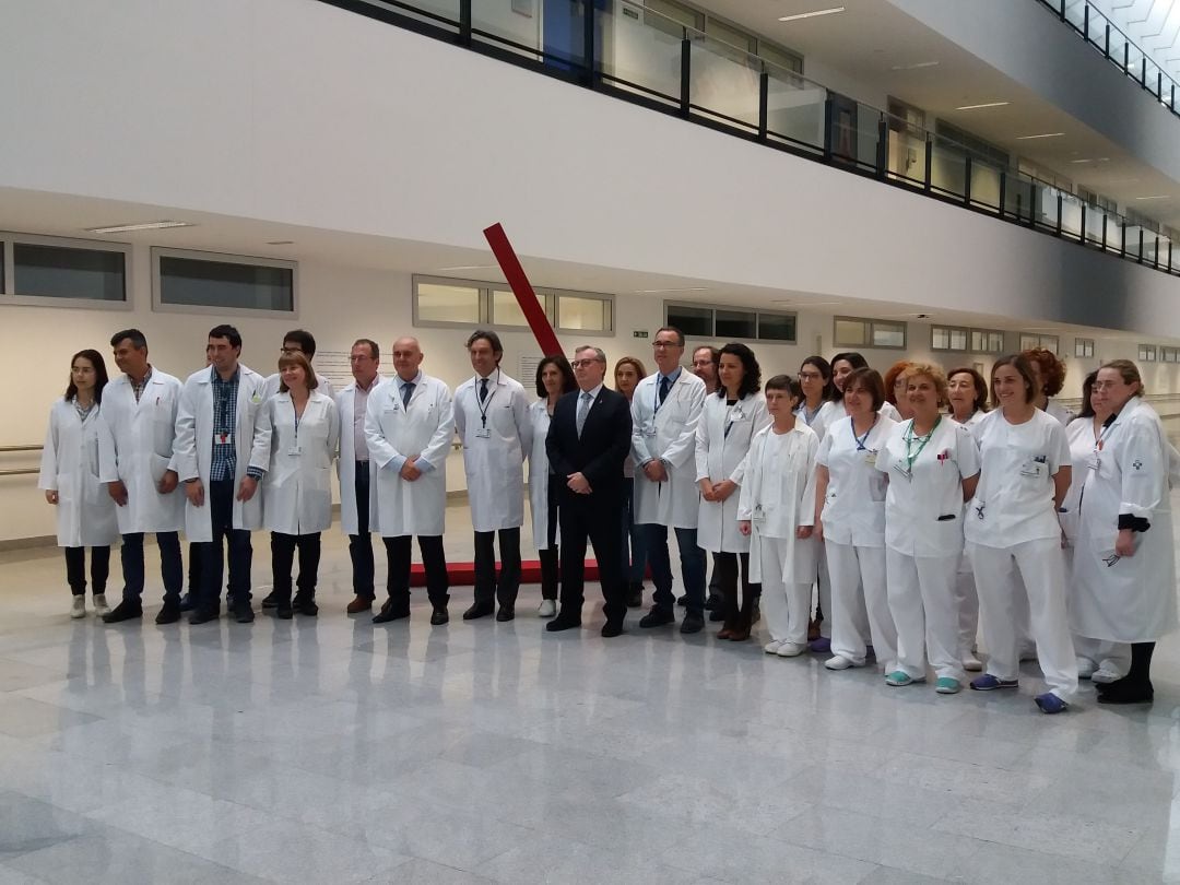 El Consejero de Sanidad, Francisco del Busto, posa con el equipo del Servicio de Oncología del HUCA en las instalaciones del centro