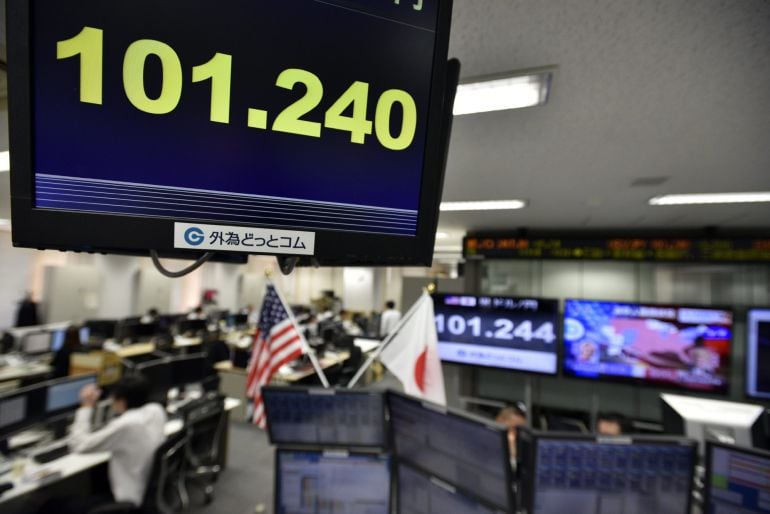 Vista de un monitor con la tasa del yen ante el dólar en una agencia de corredores de Tokio. 