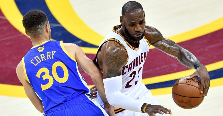 LeBron James y Stephen Curry, durante un partido de las pasadas finales