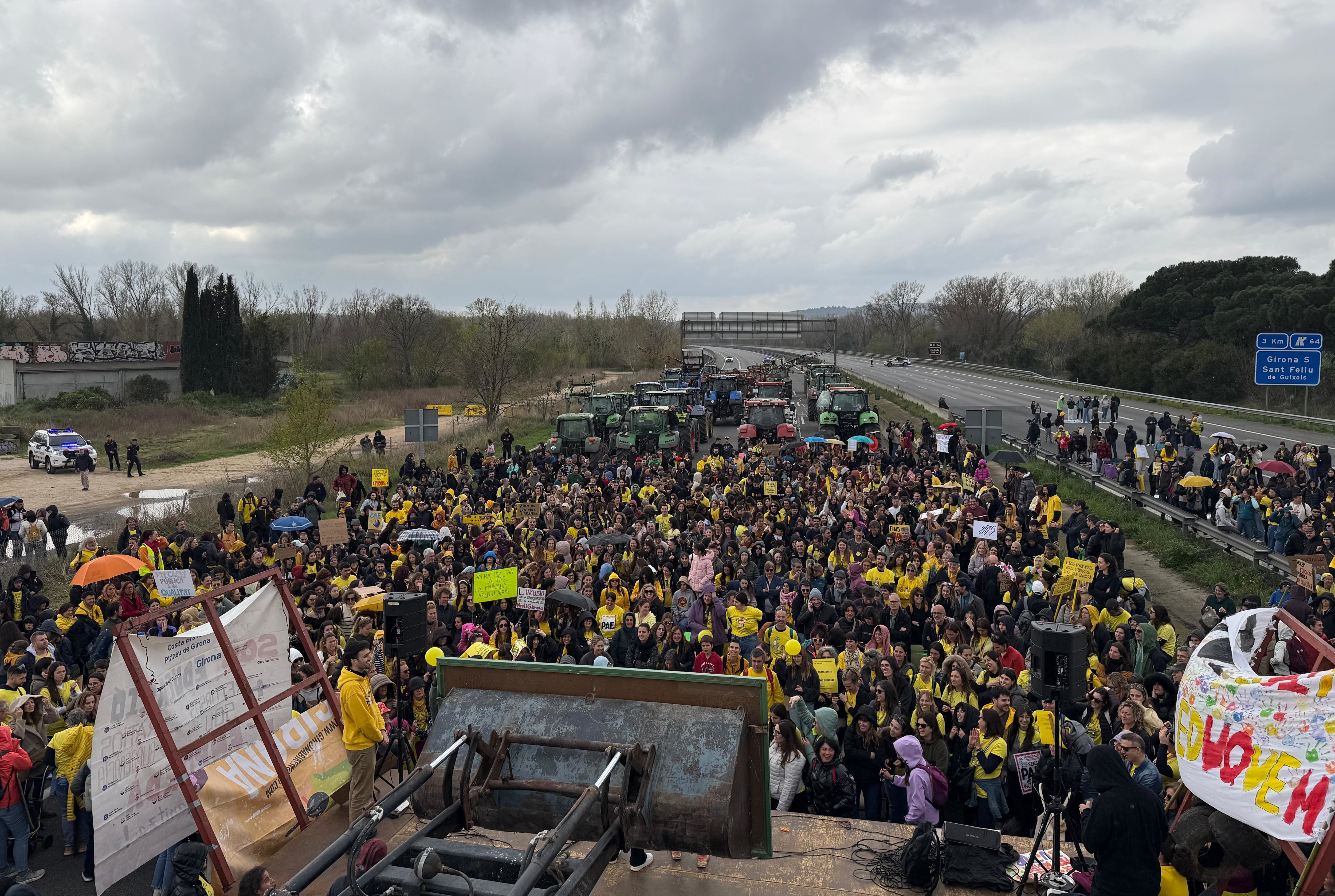 Manifestants tallant l'AP-7