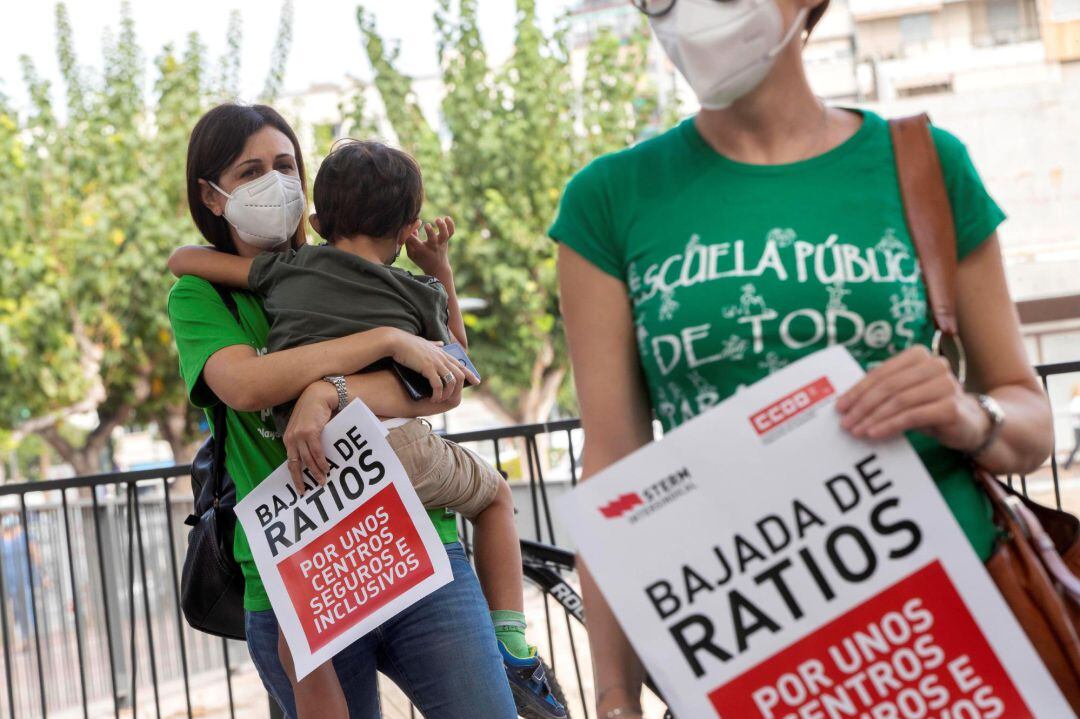  Una profesora con su hijo en brazos este miércoles durante la manifestación convocada por los docentes de CCOO y STERM, para reivindicar una vuelta a las aulas segura, diálogo con la comunidad educativa, que califican de inexistente, y un aumento de las plantillas que permita reducir las ratios y evitar la semipresencialidad por el coronavirus