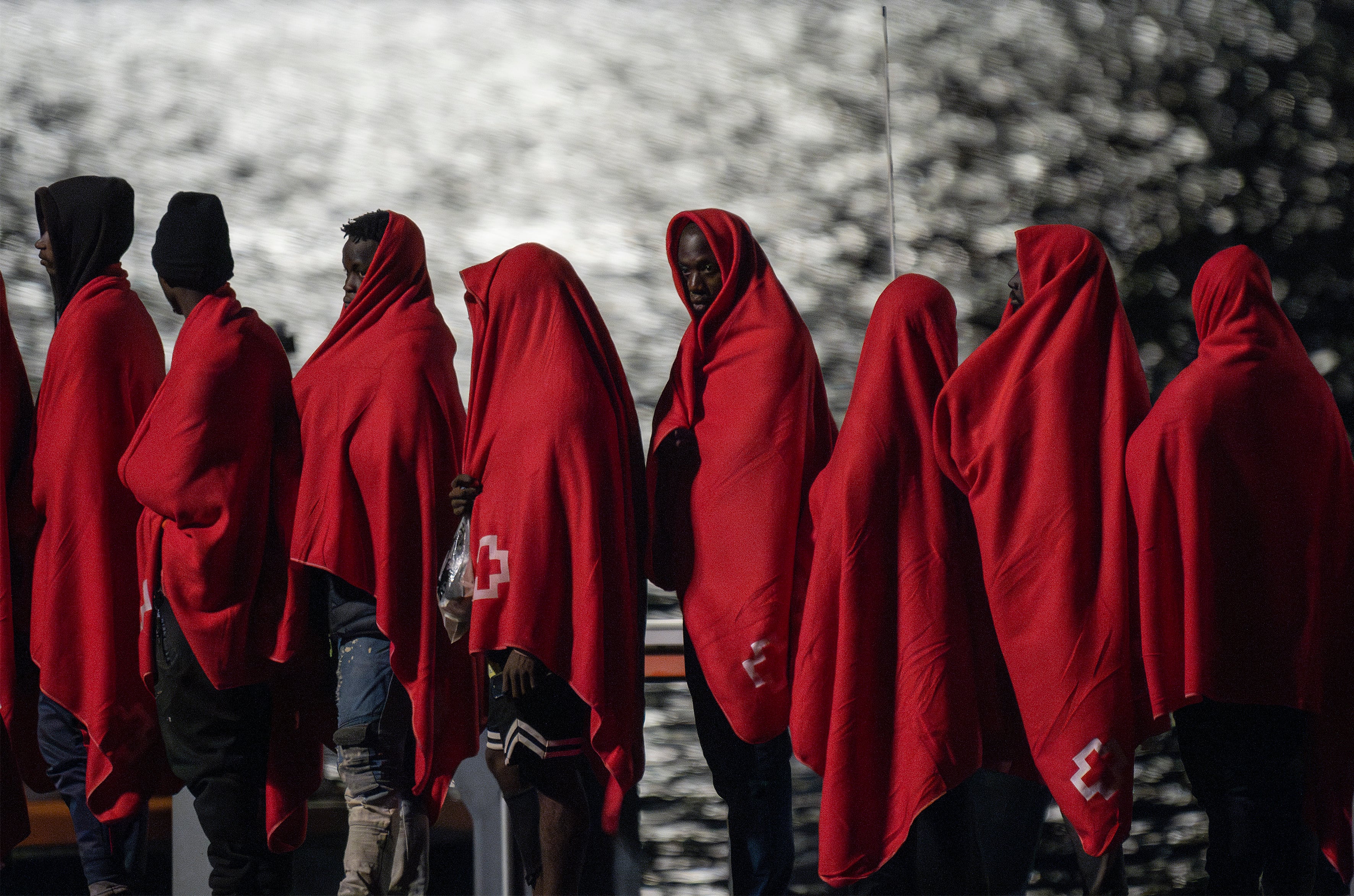 Varios migrantes tras desembarcar de la Guardamar Urania al puerto de Arrecife (Lanzarote)