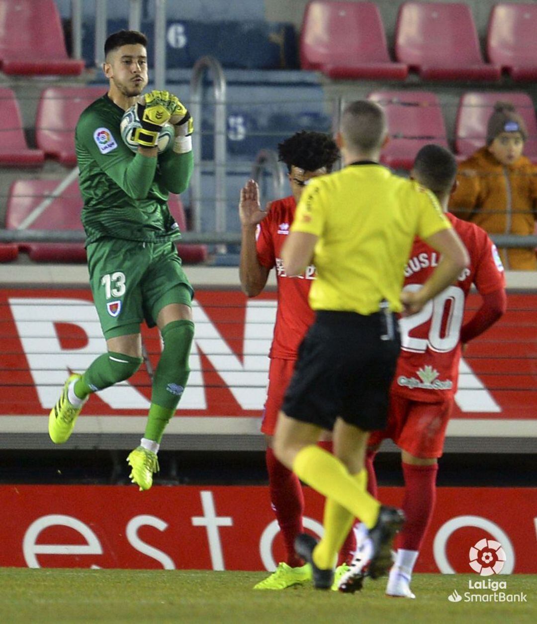 Dani Barrio atrapa el balón en un partido en Los Pajaritos.