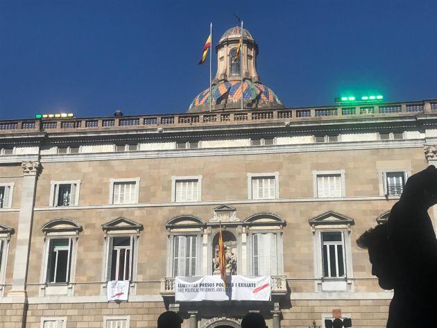 Los focos situados en la azotea del Palau de la Generalitat.