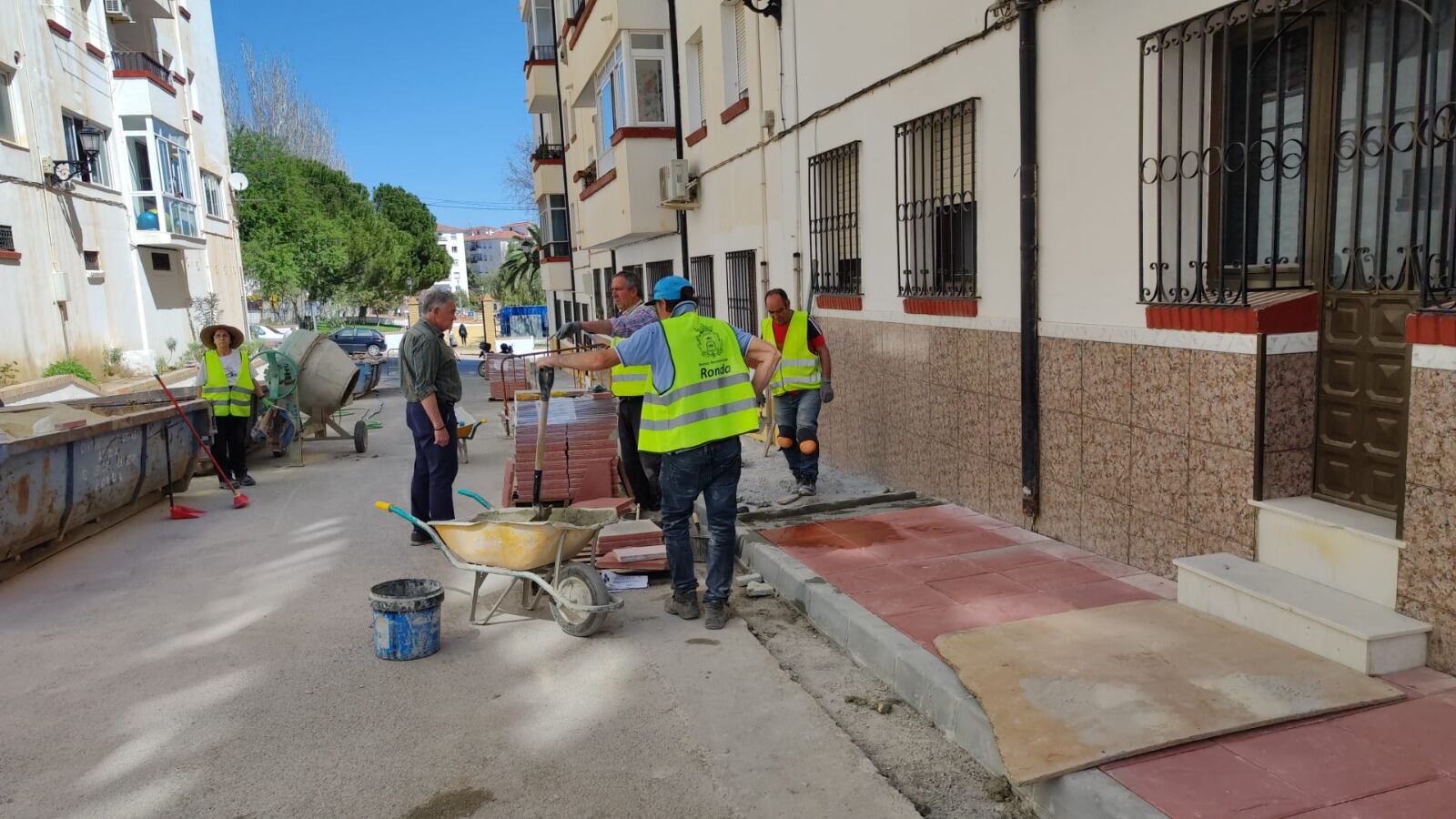 Varios operarios ejecutan una obras en el barrio de San Rafael de Ronda