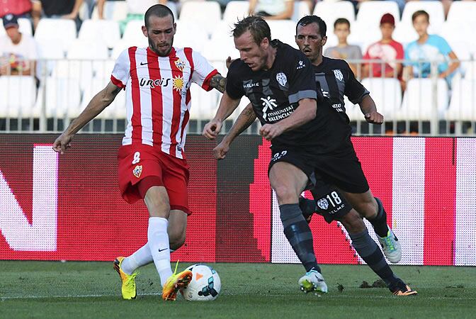 Aleix Vidal disputa un balón con Chris