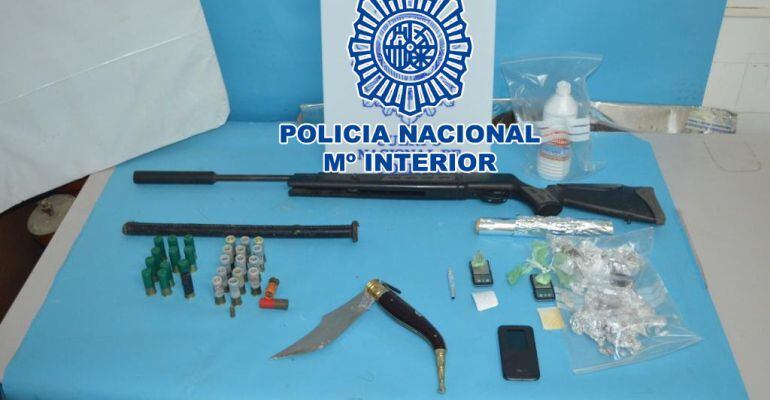 Objetos incautados durante la operación que ha desmantelado un punto de venta de droga en Linares.