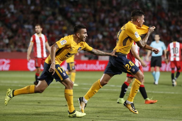 Giménez y Correa celebran un gol con el Atlético de Madrid.