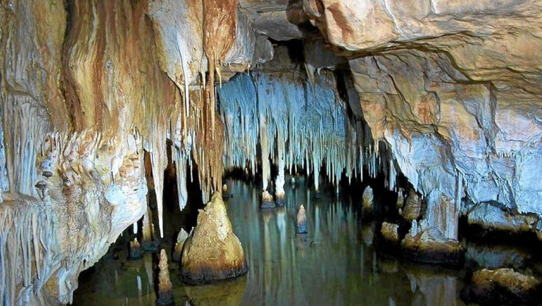 Las cuevas disponen de uno de los lagos subterráneos más grandes de España.