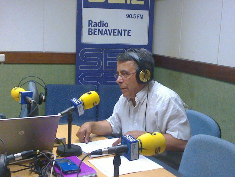 El Concejal de Servicios Sociales, Antonio Vega, en los estudios de Radio Benavente