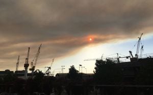 La nube de humo procedente del incendio de Soutomaior tapa el sol a su paso por la ciudad de Vigo