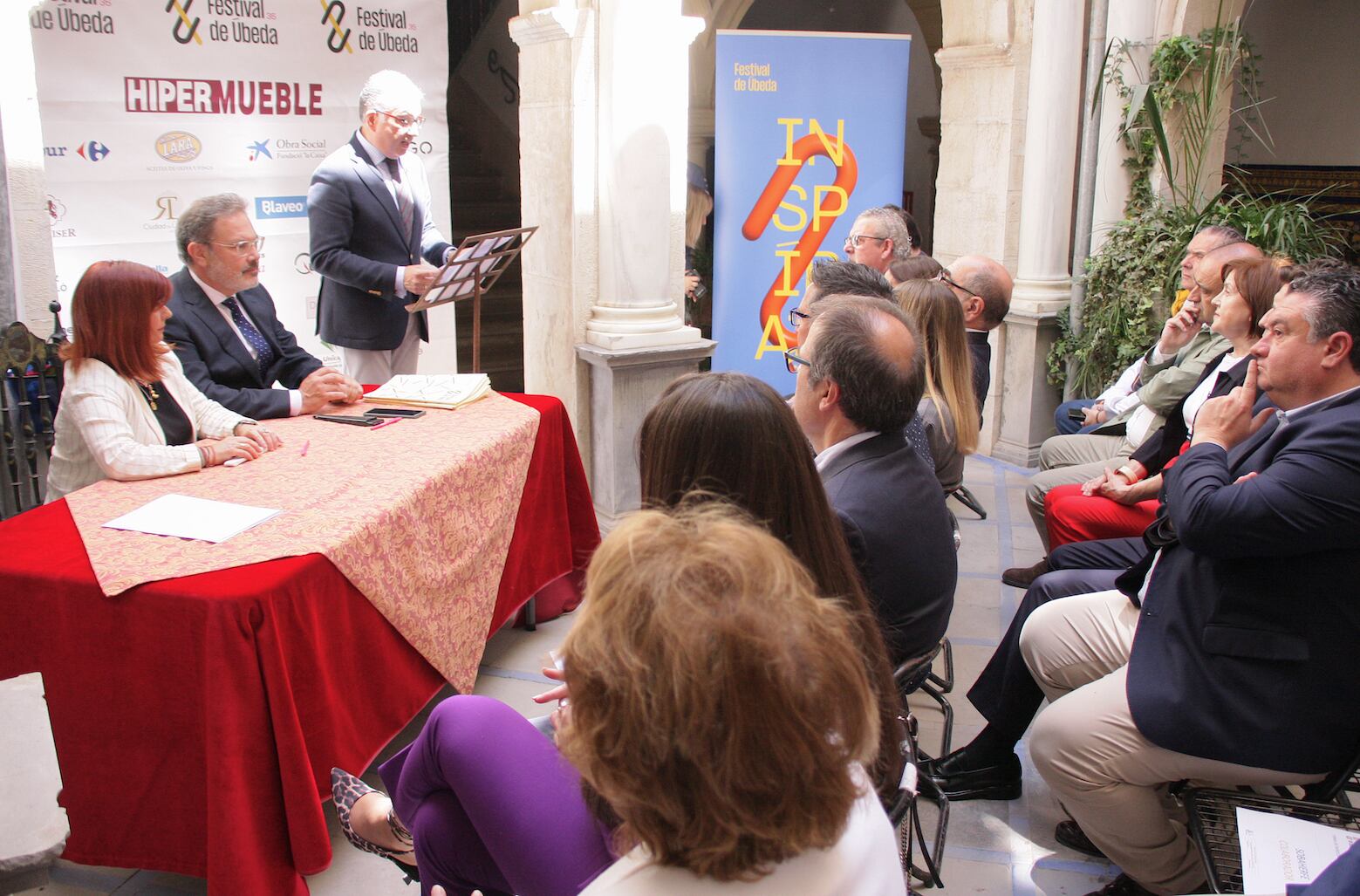 Firma del Festival Internacional de Música y Danza Ciudad de Úbeda