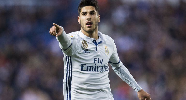 Marco Asensio señala a un compañero durante el partido de Riazor