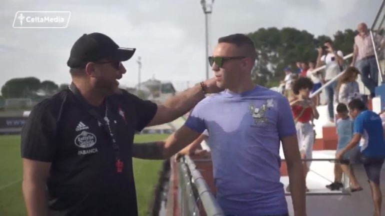 Iago Aspas con Antonio Mohamed en su visita sorpresa al entreno del equipo en Portonovo. 