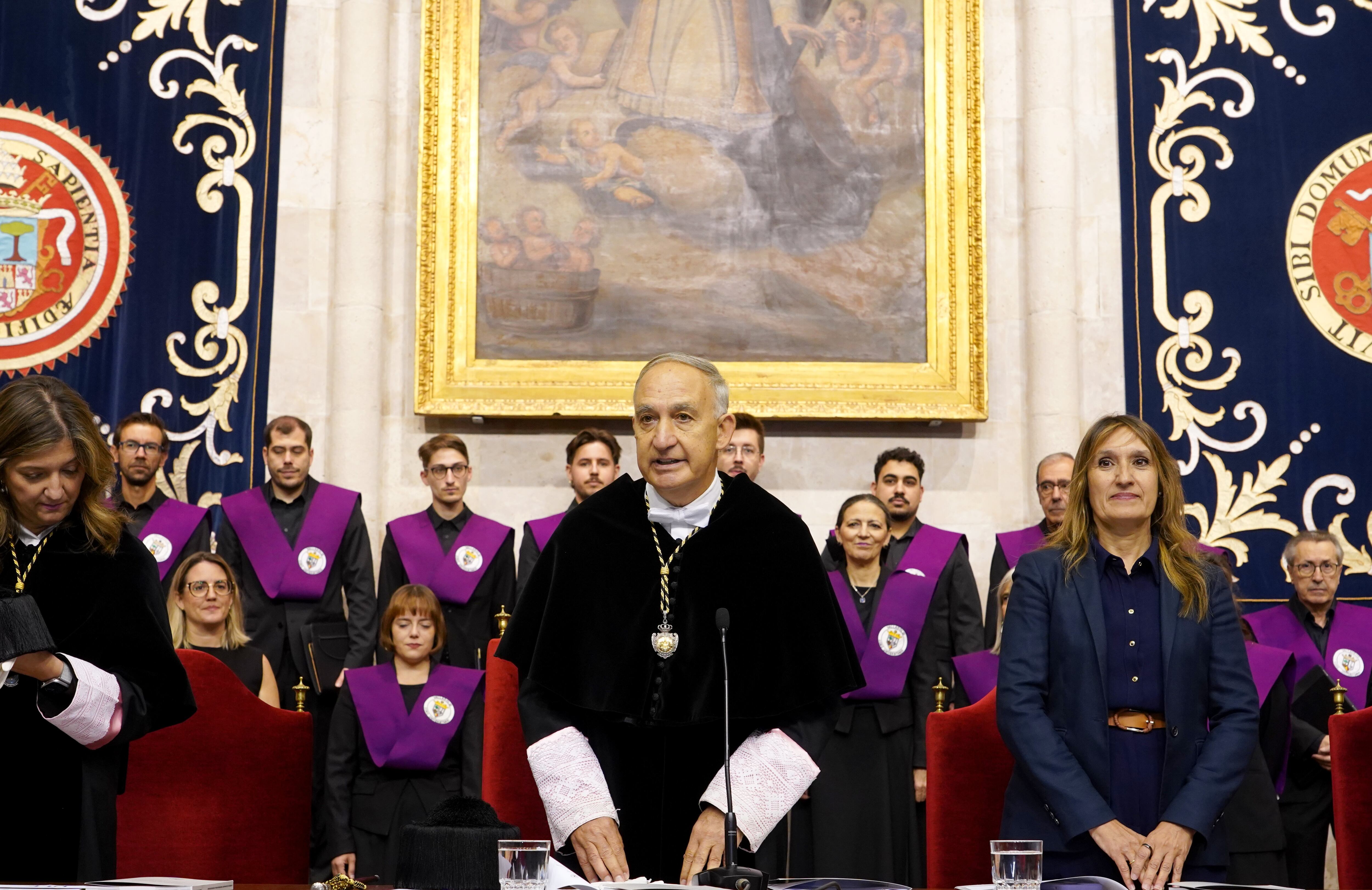 La Universidad de Valladolid (UVa) celebra el solemne acto de apertura del curso 2025-2026. La comitiva académica parte a las 11.45 horas desde el Palacio de Santa Cruz. El rector, Antonio Largo, atiende a los a los medios a las 11.30 horas, en la sala de prensa del Palacio de Santa Cruz.