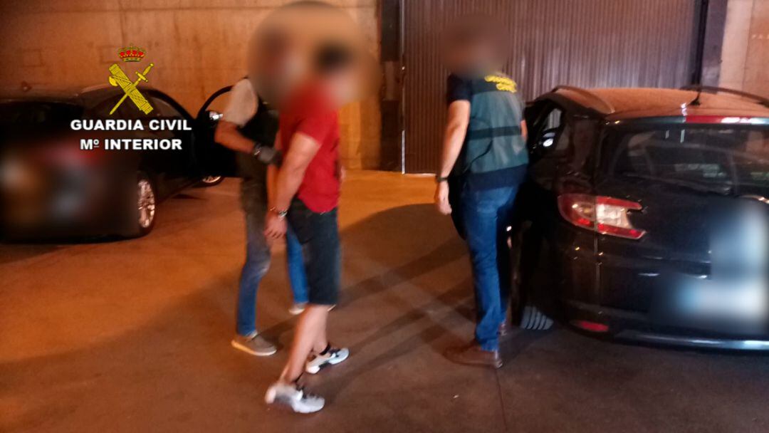 La Guardia Civil ha detenido a dos personas y el tercer implicado se encuentra en prisión en Colombia