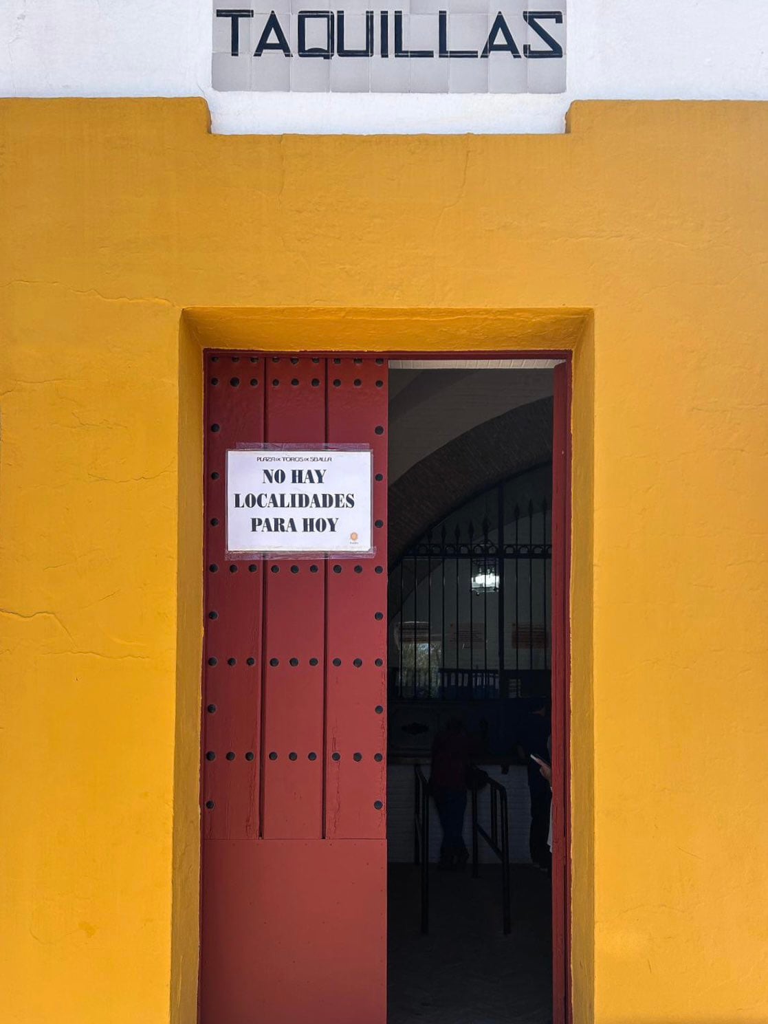 Cartel de &#039;No hay localidades&#039; en las taquillas de la plaza de toros de Sevilla