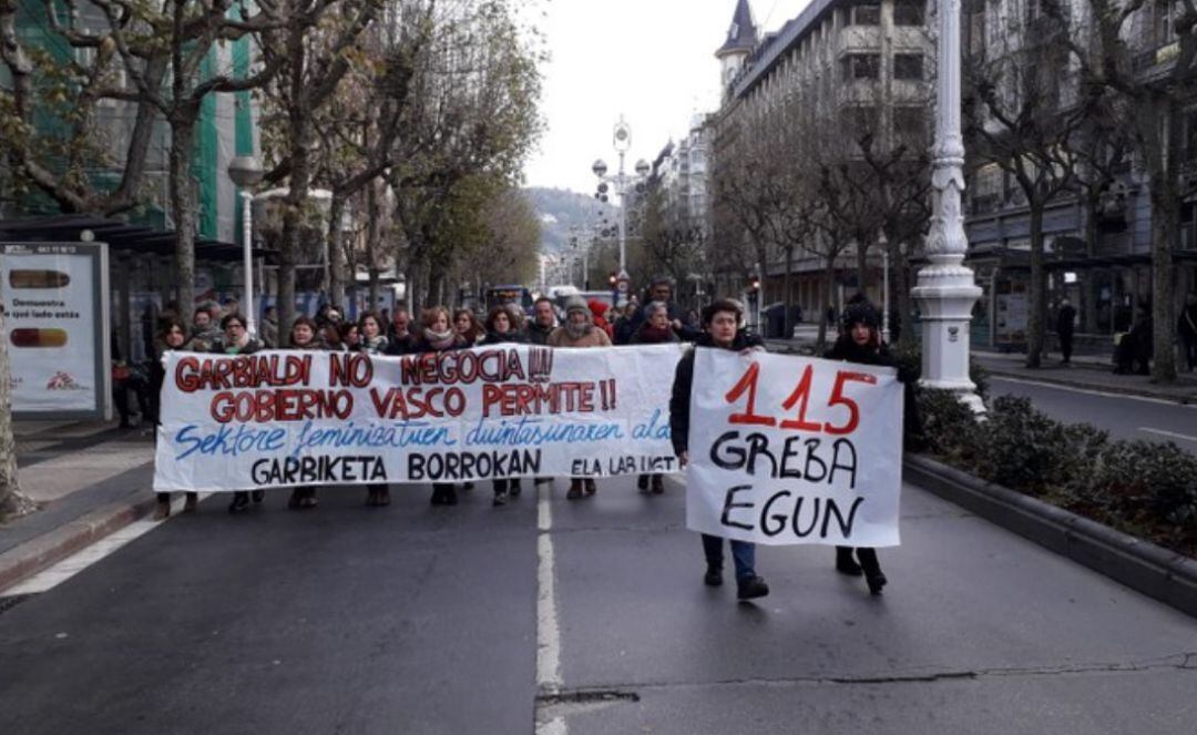 Imagen de archivo de una de las protestas de las trabajadoras de limpieza de los juzgados. 