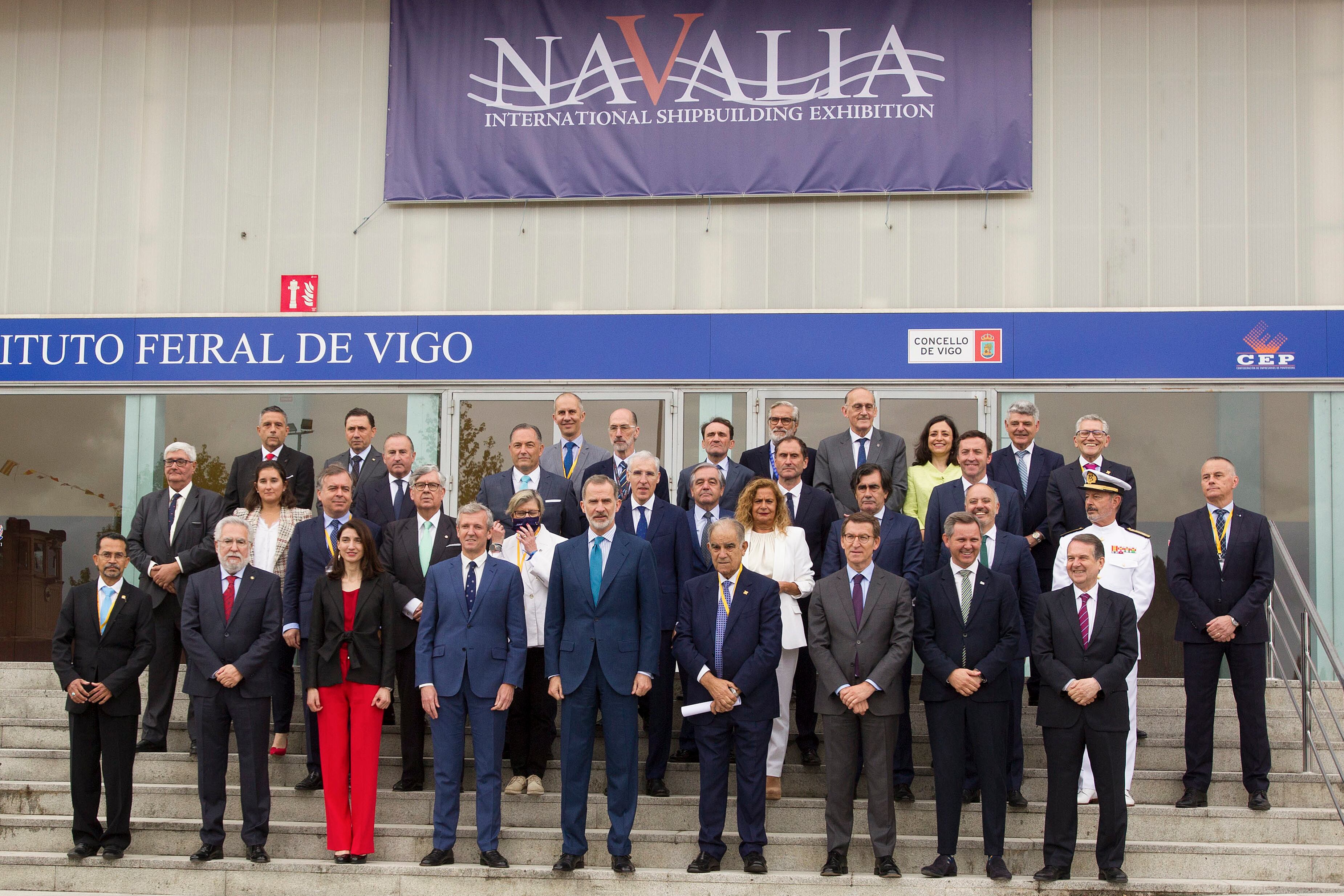 VIGO, 24/05/2022.- El rey Felipe VI (c) posa para una foto de grupo mientras inaugura este martes la octava edición de Navalia, la feria internacional de la Industria Naval de Vigo, en la que participan más de 400 expositores y están representadas más de 900 marcas. EFE/ Salvador Sas
