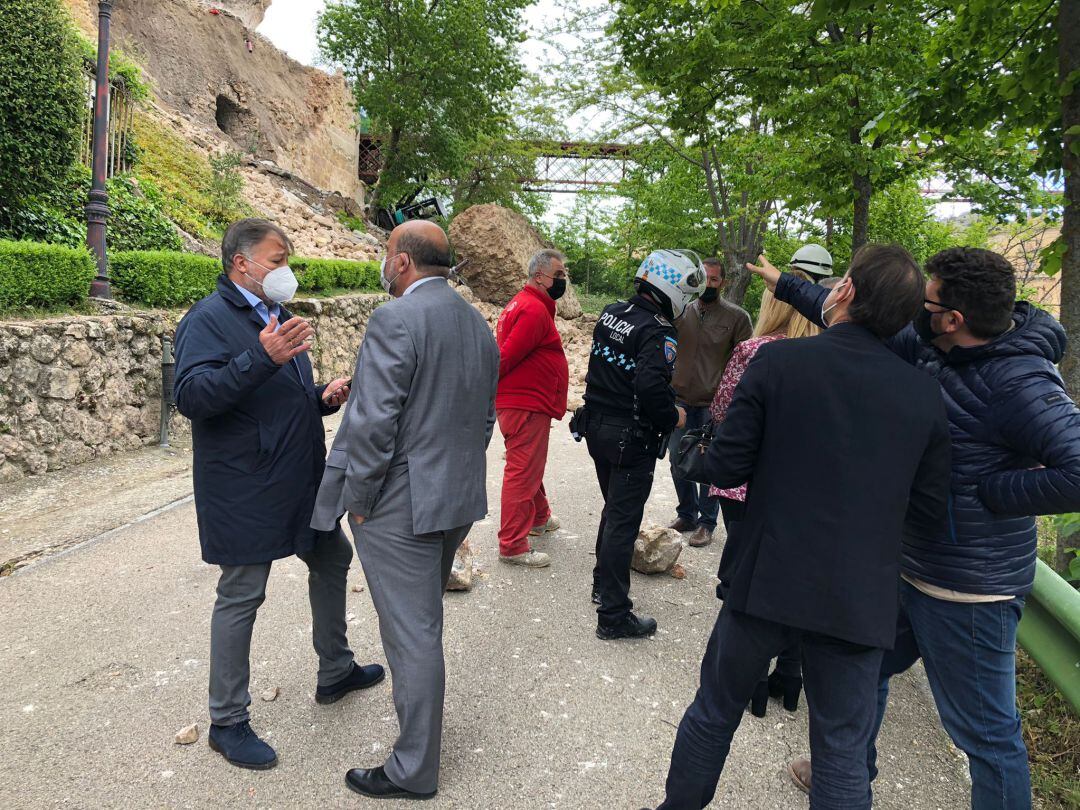 El alcalde de Cuenca visitando la zona del derrumbe 